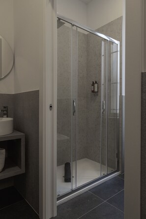 Deluxe Double Room | Bathroom | Shower, rainfall showerhead, designer toiletries, hair dryer - Casa Room Apartments Diaz 8 (Trieste)