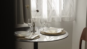Deluxe-Studio | Hochwertige Bettwaren, Betten mit Memory-Foam-Matratzen, Schreibtisch