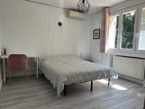 3 Schlafzimmer, Schreibtisch, Bügeleisen/Bügelbrett, WLAN