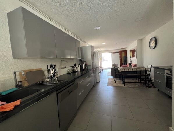 Køleskab, mikrobølgeovn, ovn, kogeplade