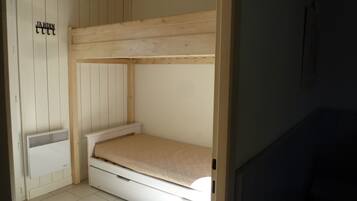 1 bedroom, travel crib, WiFi