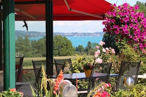 Frühstück, lokale und internationale Küche, Blick auf den Golfplatz 