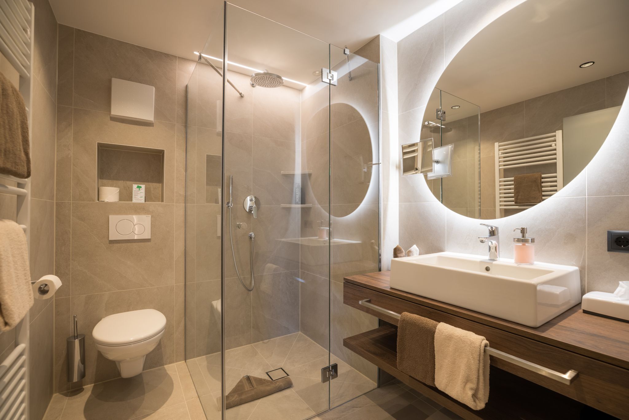 Klassieke tweepersoonskamer, balkon | Badkamer | Een douche, een haardroger, handdoeken, zeep