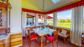 Petit déjeuner, déjeuner et dîner servis sur place, vue sur le golf