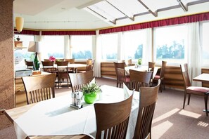 Breakfast served, local and international cuisine, golf course views 