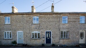 A stone building with multiple windows and doors, numbered 34 and 35, with a traditional architectural style. - Swift Cottage, Blockley - sleeps 4 guests in 2 bedrooms (Blockley)