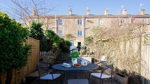 Outdoor dining - Swift Cottage, Blockley - sleeps 4 guests in 2 bedrooms (Blockley)