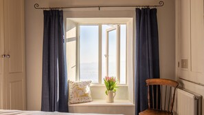 2 bedrooms, iron/ironing board, free WiFi, bed sheets - Swift Cottage, Blockley - sleeps 4 guests in 2 bedrooms (Blockley)