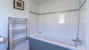 Ensemble douche/baignoire, sèche-cheveux, serviettes fournies