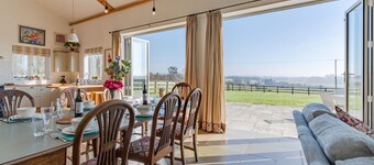 The Old Barn, Witney - sleeps 6 guests in 3 bedrooms