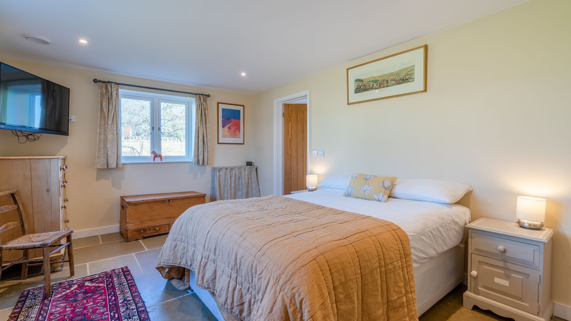 3 bedrooms, desk, iron/ironing board, travel crib