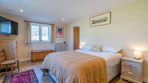 3 makuuhuonetta, työpöytä, silitysrauta/-lauta, vauvan matkasänky