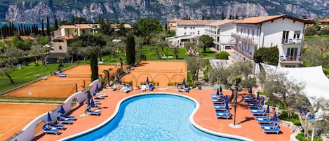 Una piscina al aire libre de temporada, tumbonas