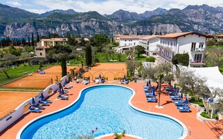 Una piscina al aire libre de temporada