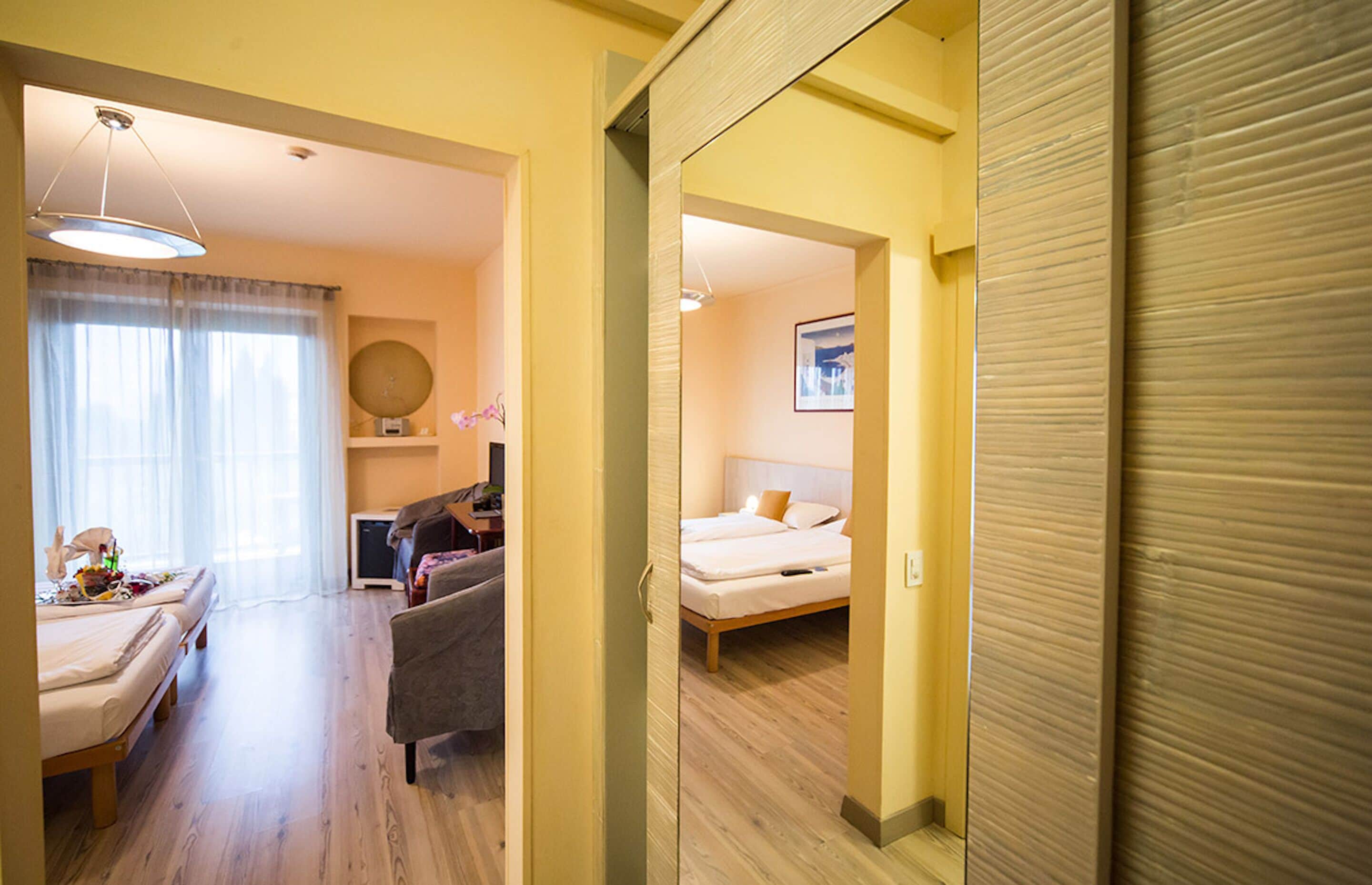 Une chambre d’hôtel comprenant un lit, un bureau, une chaise et une table à manger.