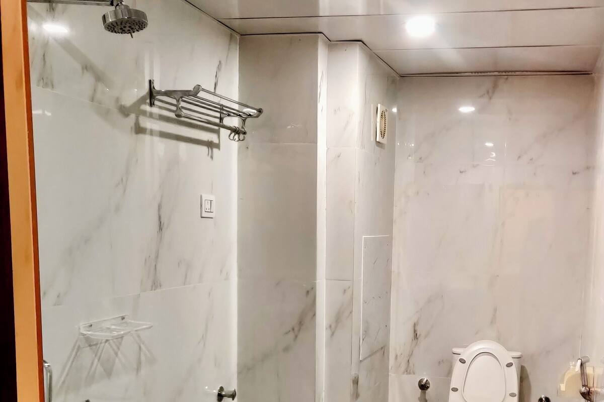 Ducha, toallas, jabón y champú