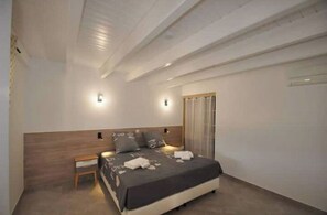 3 عدّة غرف نوم ومكتب ومكواة/لوح كي وسرير سفر