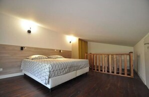 3 bedrooms, desk, iron/ironing board, travel crib