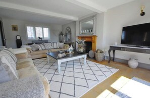 Smart-TV, peis og bøker