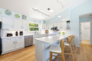 Fridge, microwave, oven, stovetop - Welcome to Key Lime Time! (St. George Island)