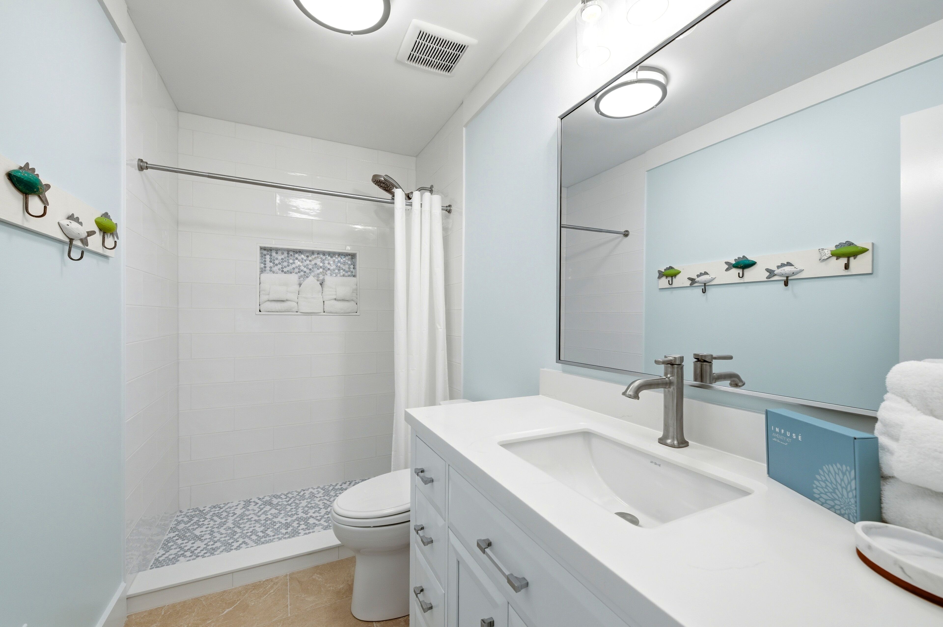 Ein modernes Badezimmer mit Dusche, Toilette und Waschbecken.
