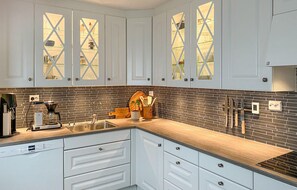 Kühlschrank, Geschirrspüler, Wasserkocher mit Kaffee-/Teezubehör