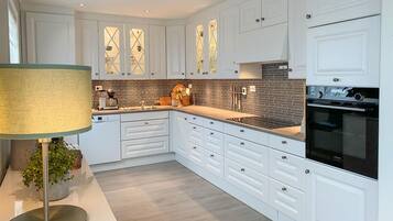 Fridge, dishwasher, coffee/tea maker