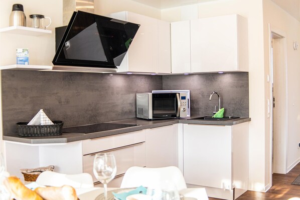 Køleskab, kogeplade, opvaskemaskine, kaffe-/temaskine