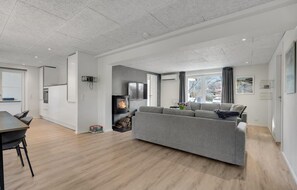 Smart-TV, Kamin, Tischtennisplatte