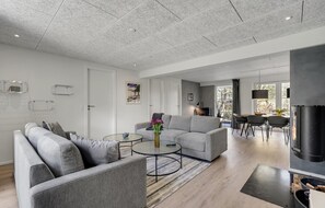 Smart TV, chimenea, mesa de ping pong