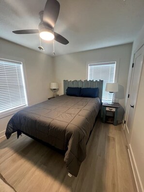 2 bedrooms, desk, WiFi