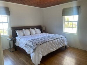 3 slaapkamers, een strijkplank/strijkijzer, gratis wifi, beddengoed