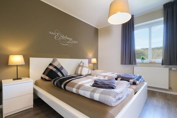 2 habitaciones, tabla de planchar con plancha y cuna de viaje 