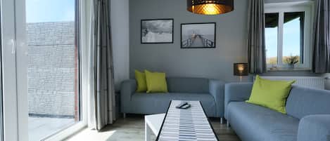 Smart TV, DVD player, books, stereo