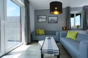 Smart-TV, DVD-spiller, bøker og stereoanlegg