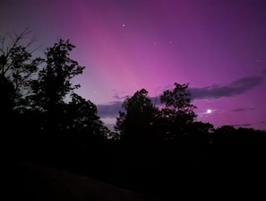 Un ciel nocturne étoilé, avec une lune visible.