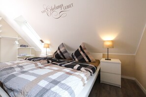2 habitaciones, tabla de planchar con plancha y cuna de viaje