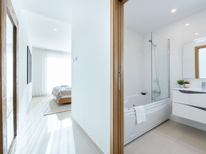 Bathtub, hair dryer, towels - Adega Marina Apartments - Pool View (Lagos)