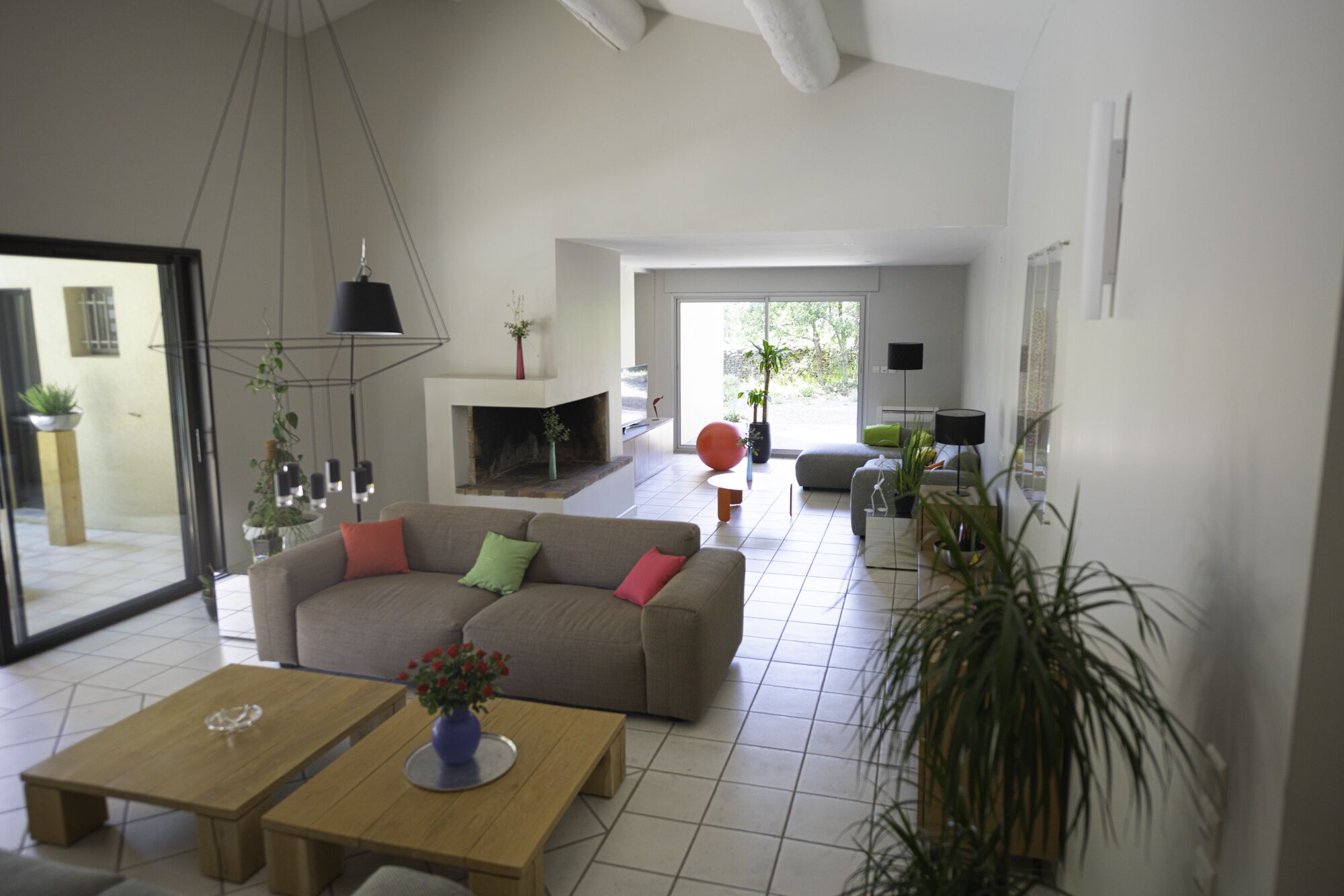 Televisión, chimenea, mesa de ping pong, libros