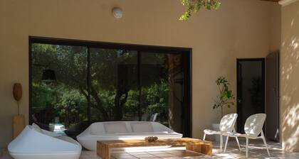 Provence ! Villa au calme dans un écrin de verdure. Grande piscine.