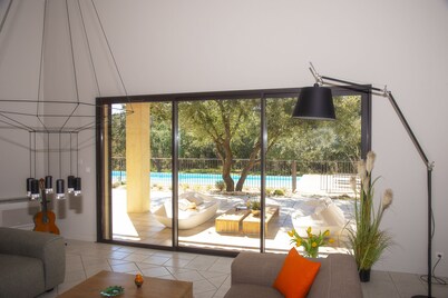 Architect-designed villa in Provence ! swimming -pool.
