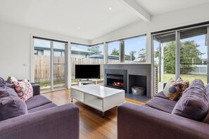 Peis, DVD-spiller, bordtennis og filmbibliotek