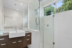 Douche, séchoir à cheveux, papier de toilette