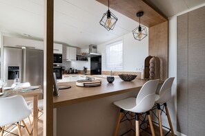 Réfrigérateur, four à micro-ondes, lave-vaisselle, cafetière-théière