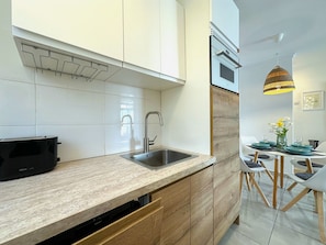Réfrigérateur, micro-ondes, plaque de cuisson, lave-vaisselle