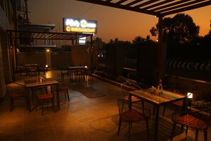 2 restaurants, local and international cuisine