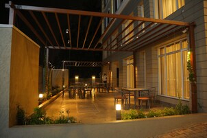 2 restaurants, local and international cuisine