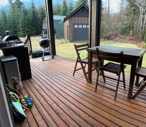 Outdoor dining - Ashford cabin,Mt. Rainier view. Private river access, 17 acres, 5 mi to MRNP (Ashford)