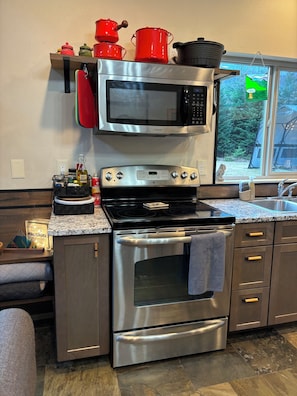 Refrigerador, microondas, horno y parrilla de estufa