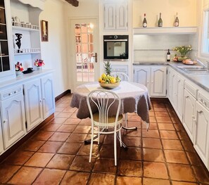Dining - Bretton Stone Villa  nearby the beatiful sandy beaches palmtree garden  (Plounéour-Brignogan-plages)